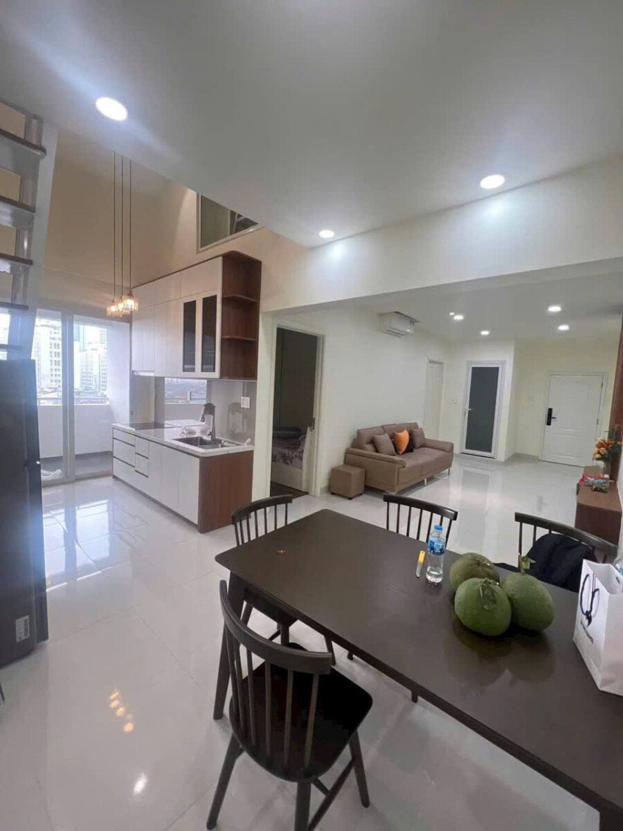 phong khach can ho ban 4 - Giá mua bán căn hộ Penthouse 3pn chung cư Hưng Vượng 3 phường Tân Hưng T7/2026