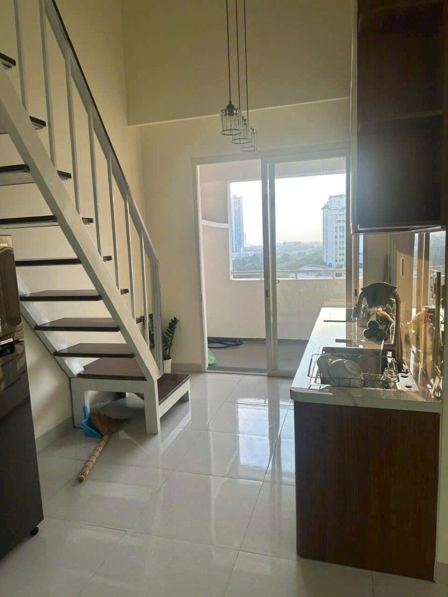 phong khach can ho co cau thang bo len lau - Giá mua bán căn hộ Penthouse 3pn chung cư Hưng Vượng 3 phường Tân Hưng T7/2026