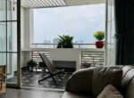 phong-khach-co-balcony-rong-rai
