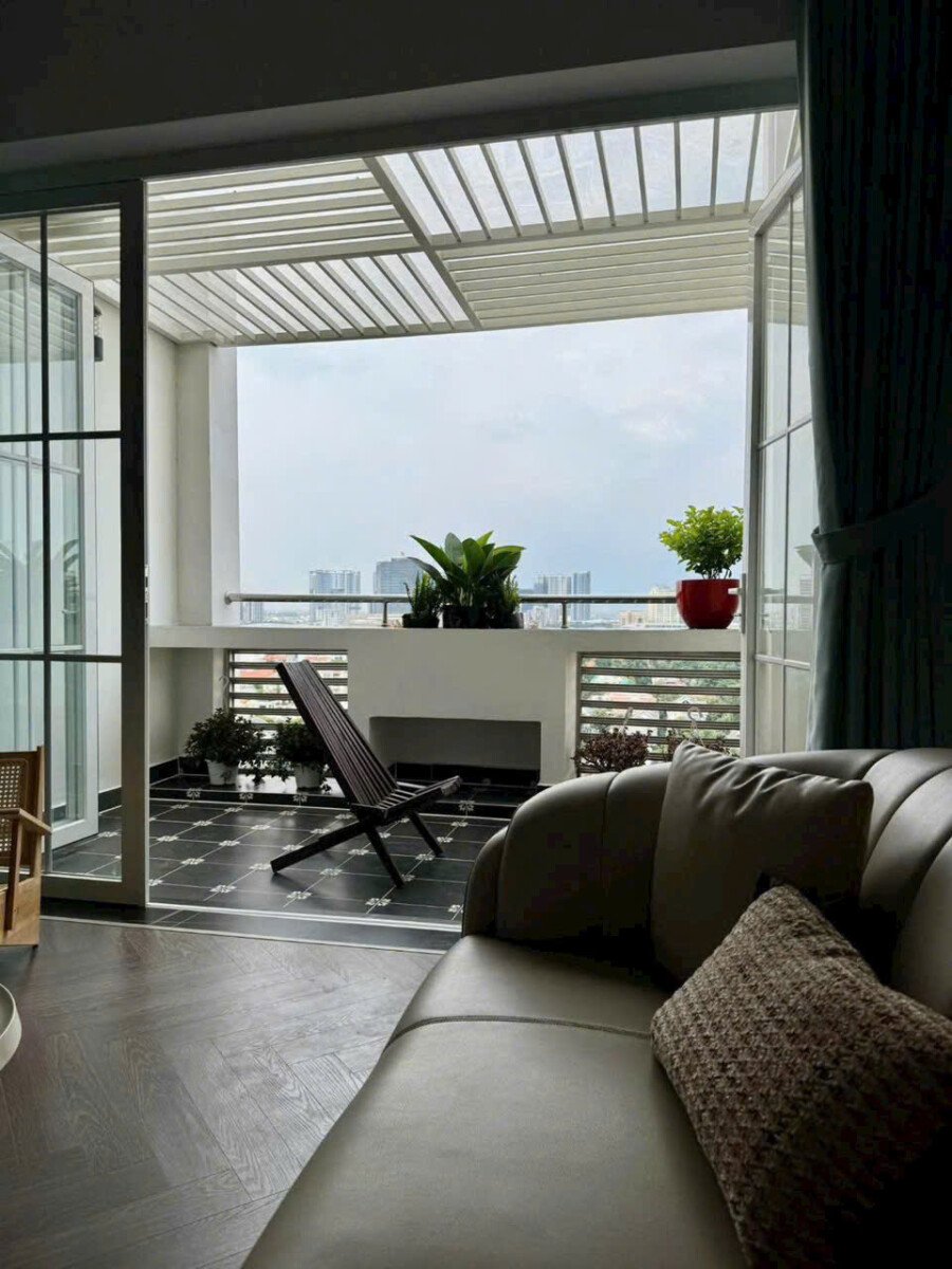 phong khach co balcony rong rai - Giá mua bán căn hộ Penthouse 3pn tòa B chung cư Park View phường Tân Hưng T7/2026