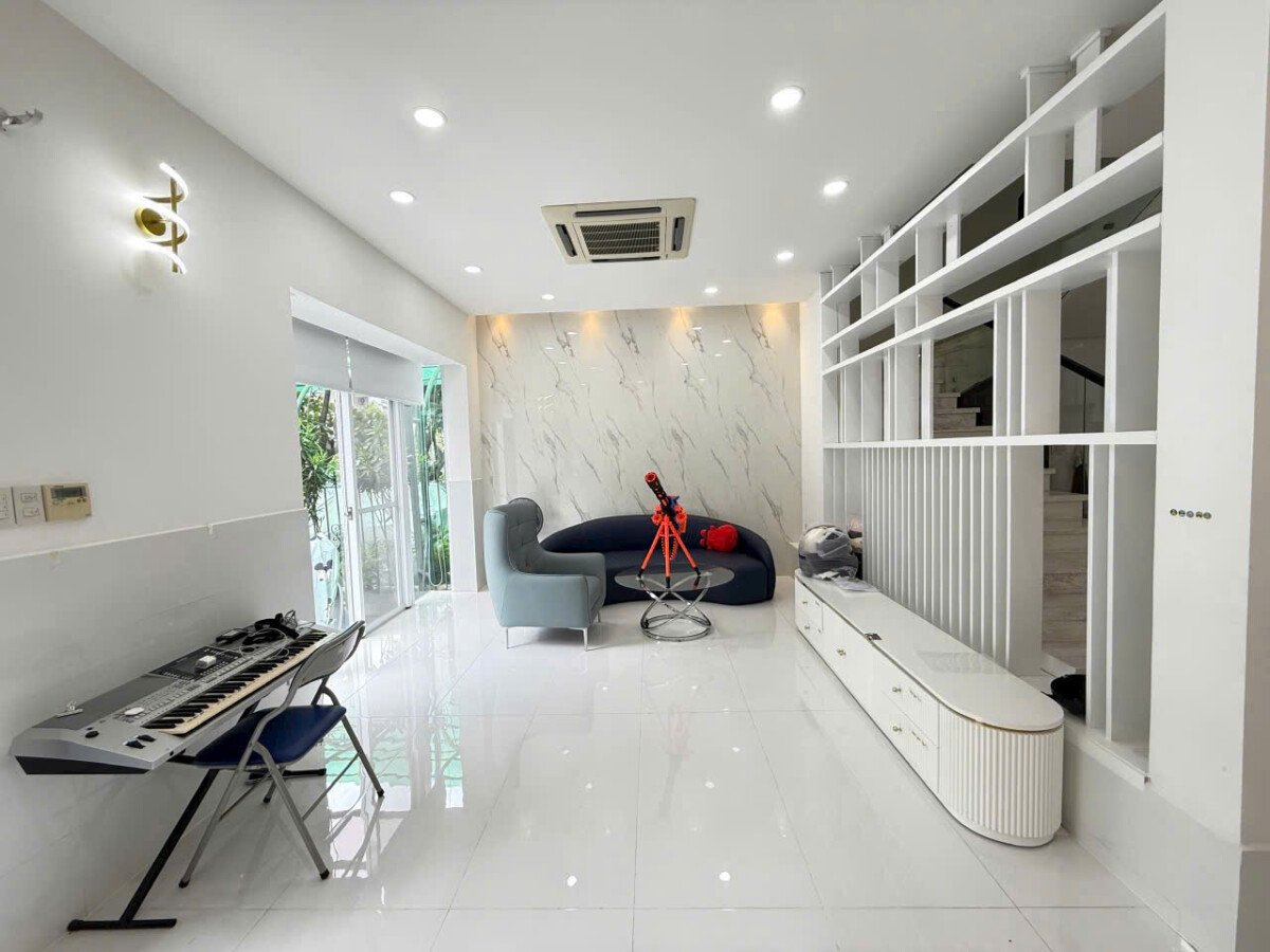 phong khach rong rai - Giá mua bán nhà Biệt thự nguyên căn 4pn đường Nội khu Hưng Thái 1 Phú Mỹ Hưng T8/2026