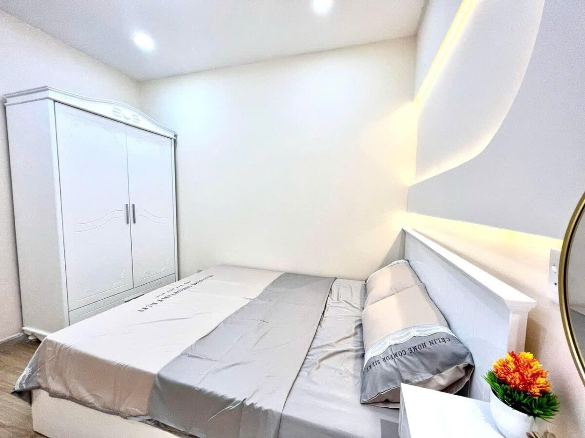 phong ngu can ho can ban 9 - Bán căn hộ chung cư Sky Gardenn 3, 70m2, giá 5.5 tỷ, nội thất đầy đủ, nhà đang có hợp đồng thuê.
