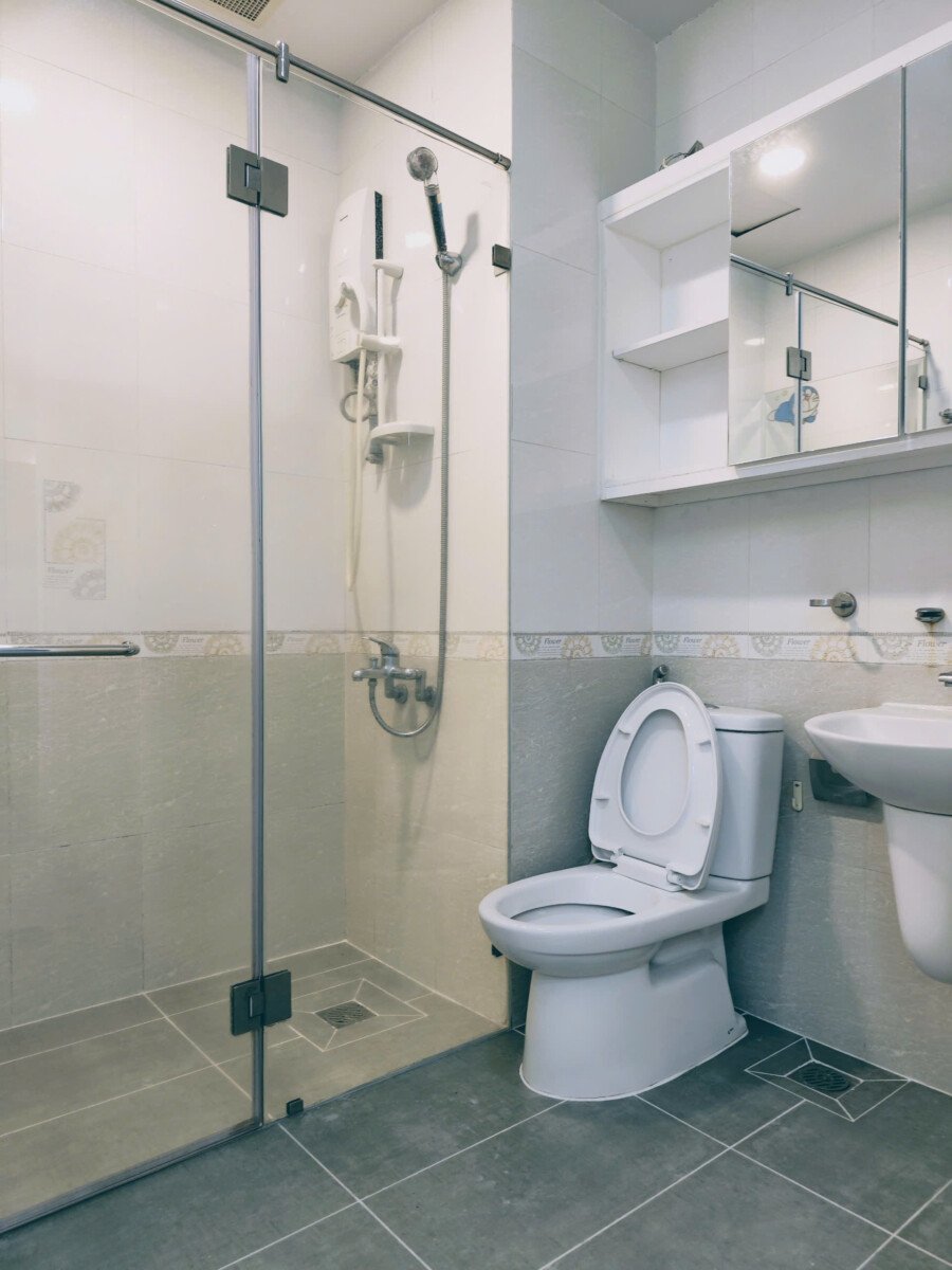 tollet can ho ban 8 - Bán căn hộ 02pn, chung cư Sky Garden 3, giá 4.150 tỷ, nhà đẹp, lầu cao, đầy đủ nội thất.