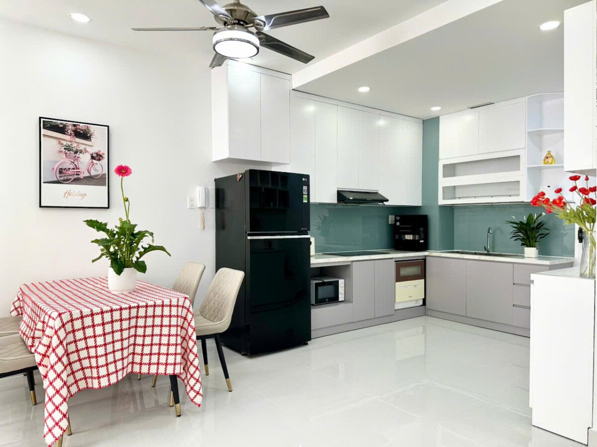 bep can ho cho thue 2 - Bán căn hộ 71m2, chung cư Sky Garden 2, giá 5.3 tỷ, nhà đẹp, đầy đủ nội thất.