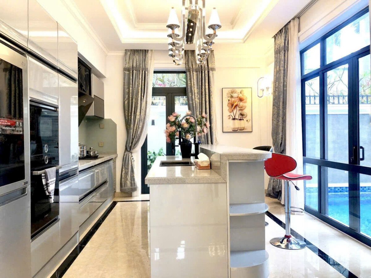 khong gian bep rong rai 1 - Giá cho thuê nhà Biệt thự 5pn có hồ bơi mặt Đường số 23 Phú Mỹ Hưng T8/2026