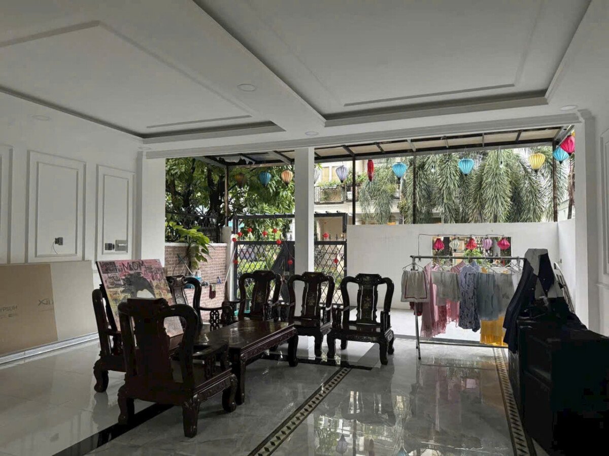 khong gian phong khach tang tret - Giá mua bán nhà Biệt thự 4pn Nội khu Nam Thiên 1 phường Tân Hưng T8/2026