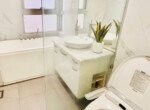 nha-co-2-toilet