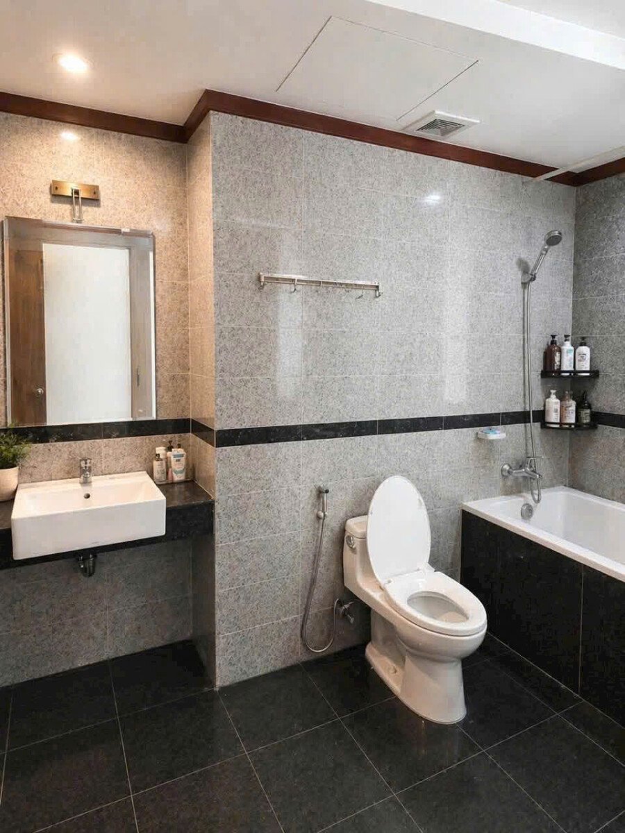 nha co 2 toilet hoan thien - Giá mua bán căn hộ 2pn chung cư Phú Hoàng Anh Nhà Bè T8/2026