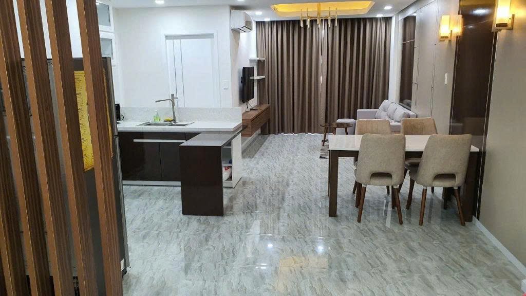 phong khach can ho 5 - Giá mua bán căn hộ 2pn số 05 tòa A chung cư Scenic Valley 2 phường Tân Mỹ T9/2026