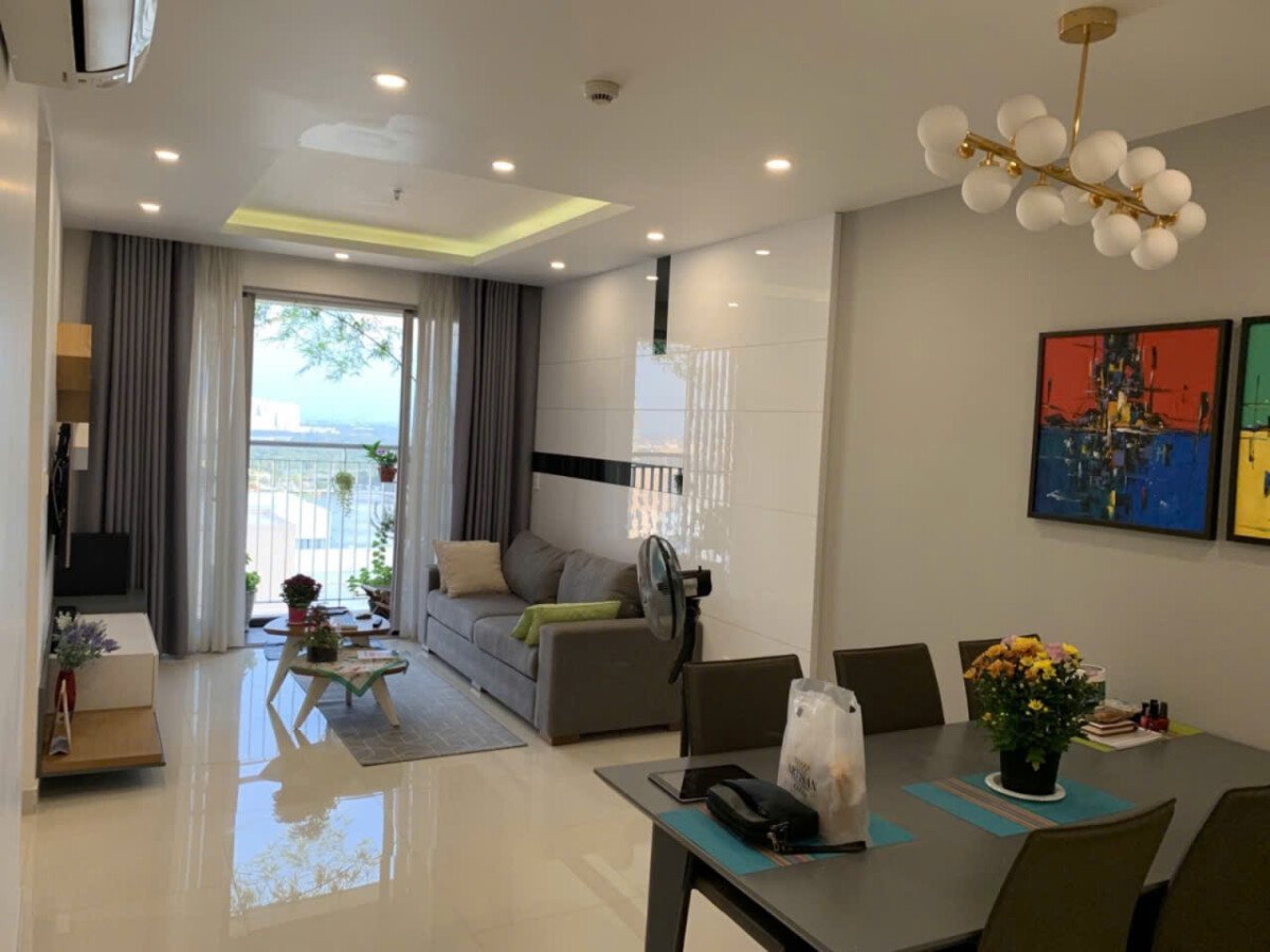 phong khach can ho can ban 2 - Bán căn hộ 80m2, giá 7.6 tỷ, chung cư Scenic Valley 1, view trực diện hồ bơi, nhà đang có hợp đồng thuê.