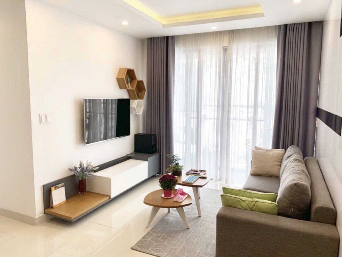 phong khach can ho can ban nhanh 4 - Bán căn hộ 80m2, giá 7.6 tỷ, chung cư Scenic Valley 1, view trực diện hồ bơi, nhà đang có hợp đồng thuê.