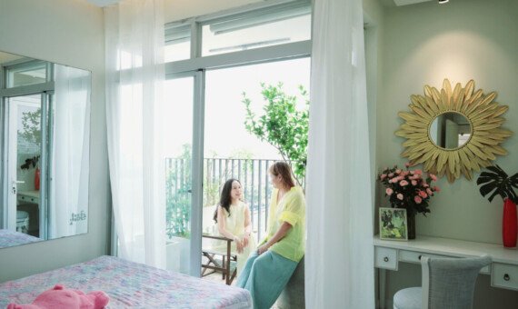 phong ngu co balcony rong rai 570x340 - Trang chủ