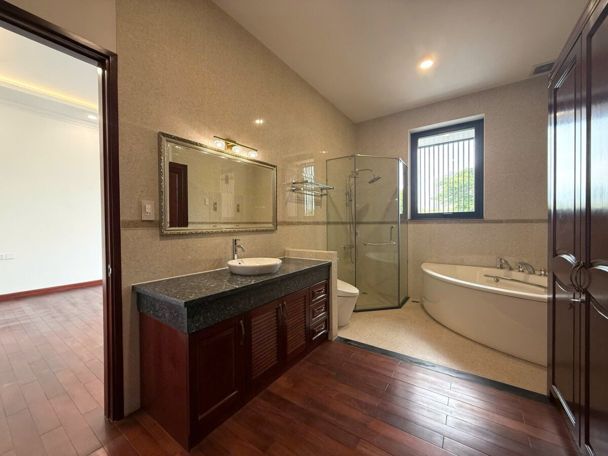 phong ngu lon co bon tam nam - Giá cho thuê nhà Biệt thự Villa đơn lập 4pn Đường số 21 Phú Mỹ Hưng phường Tân Mỹ t8/2026