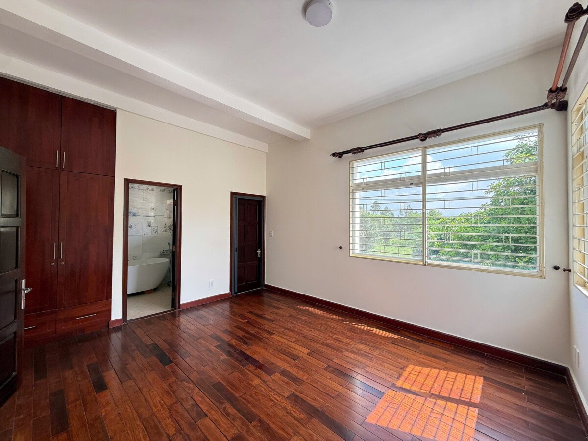 phong ngu nho co san go - Giá cho thuê nhà Biệt thự 5pn số 005 Phạm Thái Bường Phú Mỹ Hưng phường Tân Hưng T8/2026