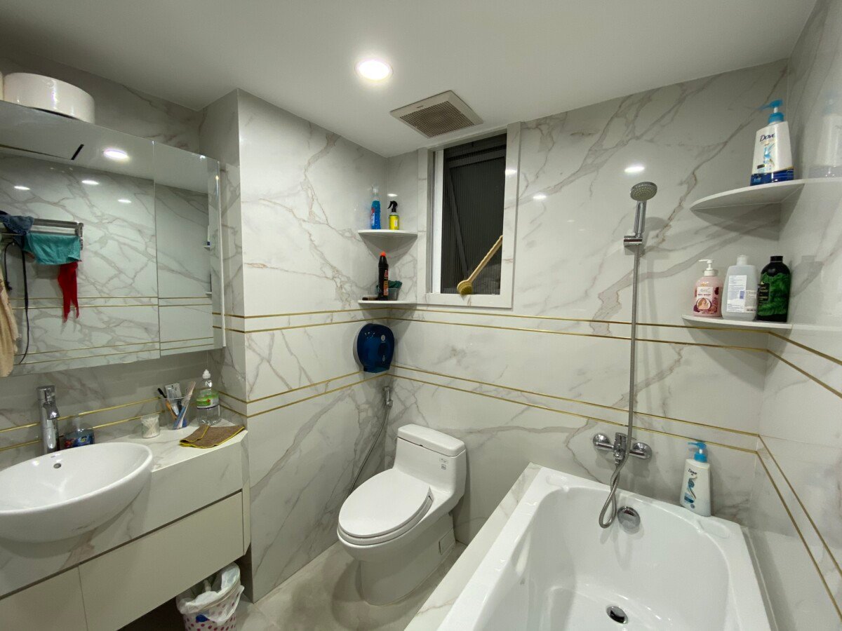 toilet co bon tam nam - Giá cho thuê căn hộ 2pn tòa D chung cư Happy Valley phường Tân Hưng T8/2026