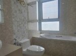 toilet-phong-ngu-lon-co-bon-tam-nam