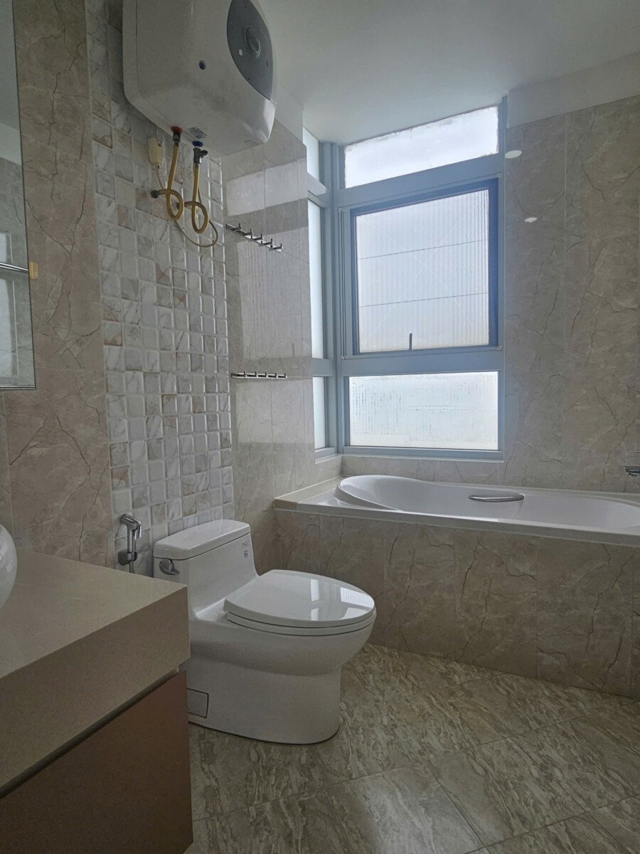 toilet phong ngu lon co bon tam nam - Giá mua bán căn hộ 3pn tòa E chung cư Star Hill phường Tân Mỹ T8/2026