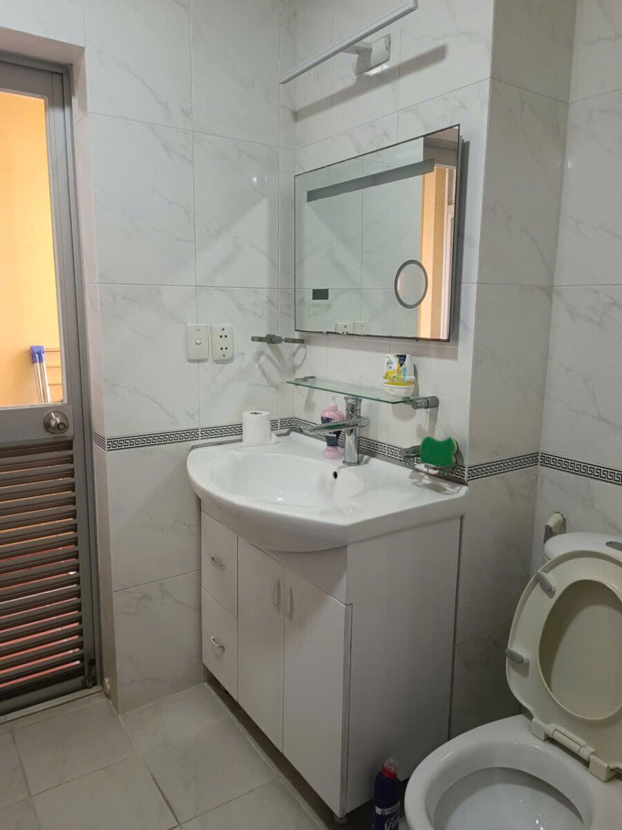 tollet can ho ban 3 - Hạ giá bán nhanh 4.250 tỷ , cho căn hộ 71m2, chung cư Sky Garden 2,nhà đang có hợp đồng thuê tháng 3/2027 trống.