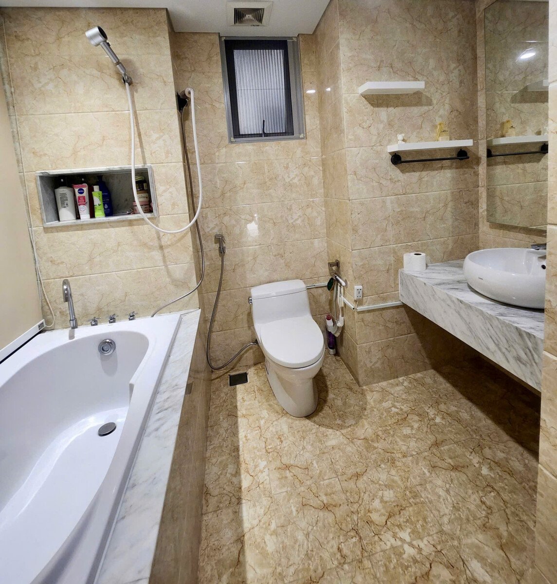 tollet can ho cho thue - Cho thuê căn hộ 101m2, chung cư Scenic Valley 1, 02pn, giá 26tr/tháng, đầy đủ nội thất.