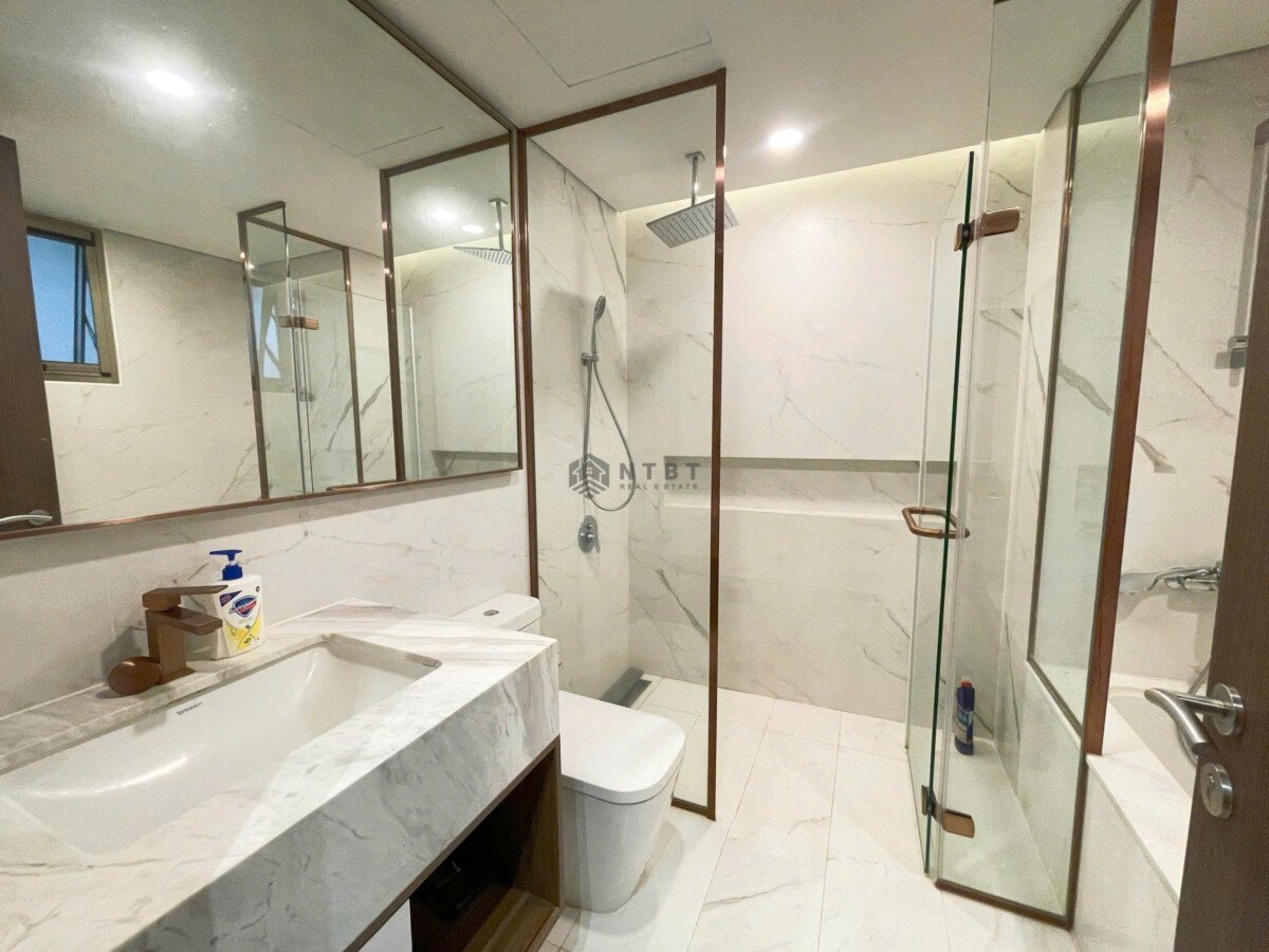 hien trang nha co 2wc hoan thien nhu hinh - Giá mua bán căn hộ 3pn tòa D số 05 chung cư The Peak phường Tân Mỹ T9/2026