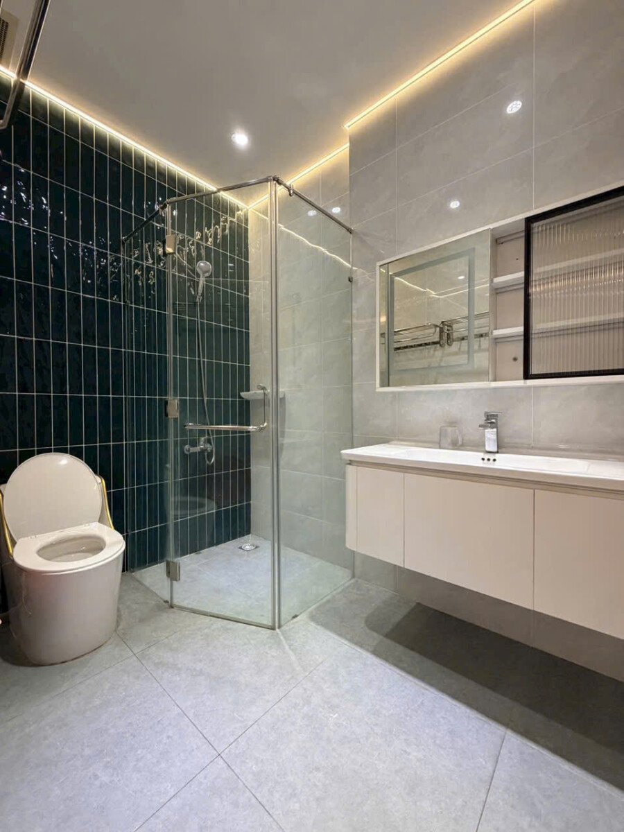 hien trang nha co 5 wc moi nhu hinh - Giá mua bán nhà phố nguyên căn góc đường nội khu Tân Quy Đông phường Tân Hưng T9/2026