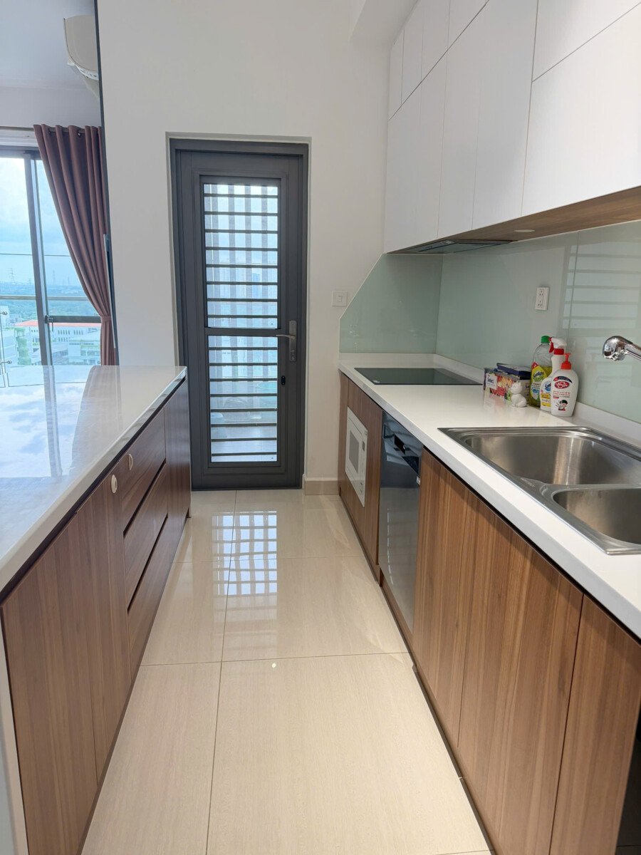 khong gian bep rong rai 1 - Giá mua bán căn hộ 3pn tòa B chung cư Riverpark Premier phường Tân Hưng T9/2026