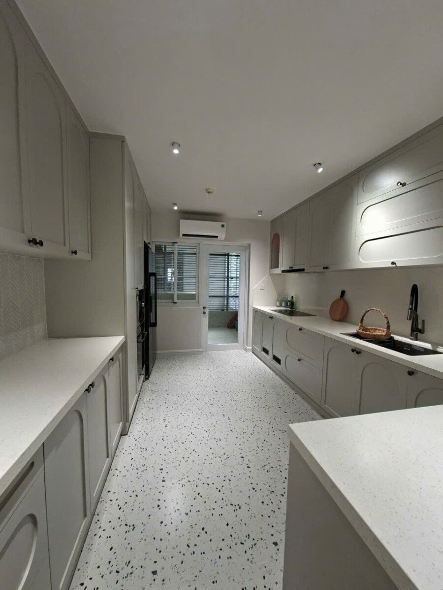 khong gian bep rong rai - Giá mua bán căn hộ 3pn tòa D chung cư Riverside Residence phường Tân Mỹ T9/2026