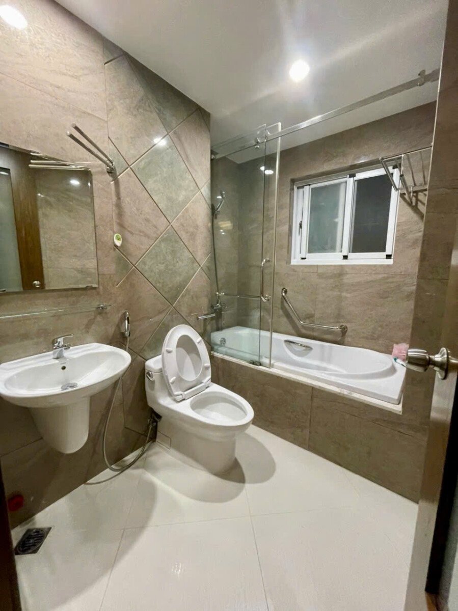 nha co 2 nha tam rong rai nhu hinh - Giá mua bán căn hộ số 01 tòa N chung cư Happy Valley phường Tân Hưng T9/2026