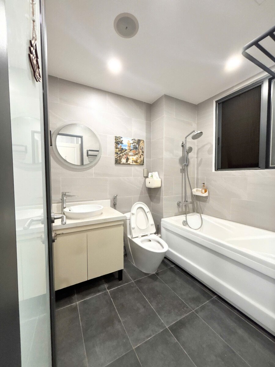 nha co 2 toilet hoan thien 1 - Giá mua bán căn hộ 3pn tòa B căn 06 chung cư Nam Phúc Le Jardin phường Tân Mỹ T10/2026