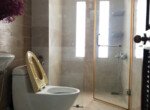 nha-co-6-toilet-nhu-hinh