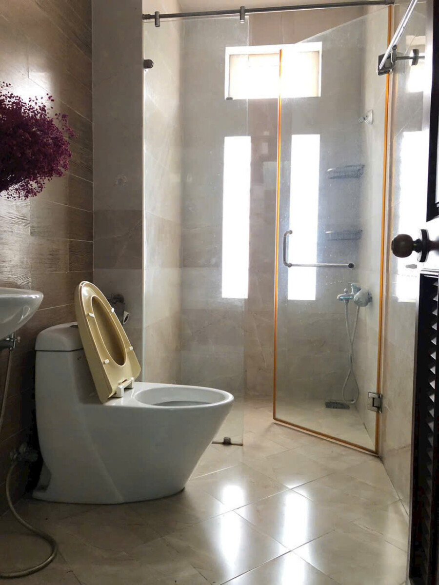 nha co 6 toilet nhu hinh - Giá cho thuê nhà phố nguyên căn 5pn kdc Trung Sơn xã Bình Hưng T9/2026
