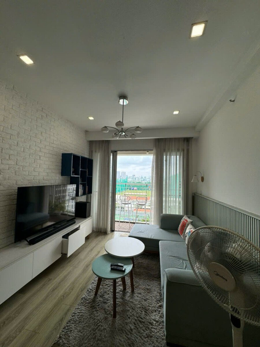 phong khach can ho ban 18 - Bán căn góc 94m2, chung cư Scenic Valley 1, giá 7.750 tỷ, đầy đủ nội thất , nhà đang có hợp đồng thuê.
