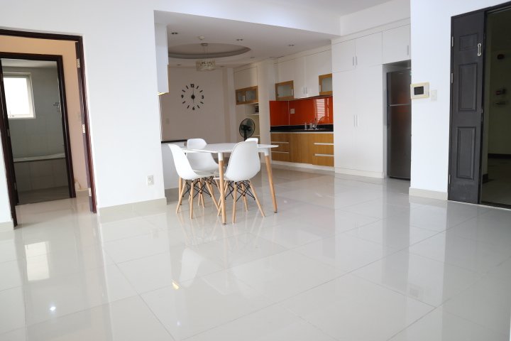 phong khach can ho ban 8 - Giá mua bán căn hộ 3pn tòa A chung cư Riverside Residence phường Tân Mỹ T9/2026