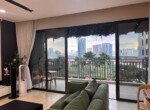 phong-khach-can-ho-co-balcony-rong-rai