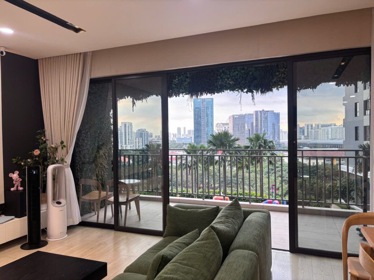 phong khach can ho co balcony rong rai - Giá mua bán căn hộ 3pn tòa T7 số 05 chung cư Riviera Point phường Tân Mỹ T9/2026