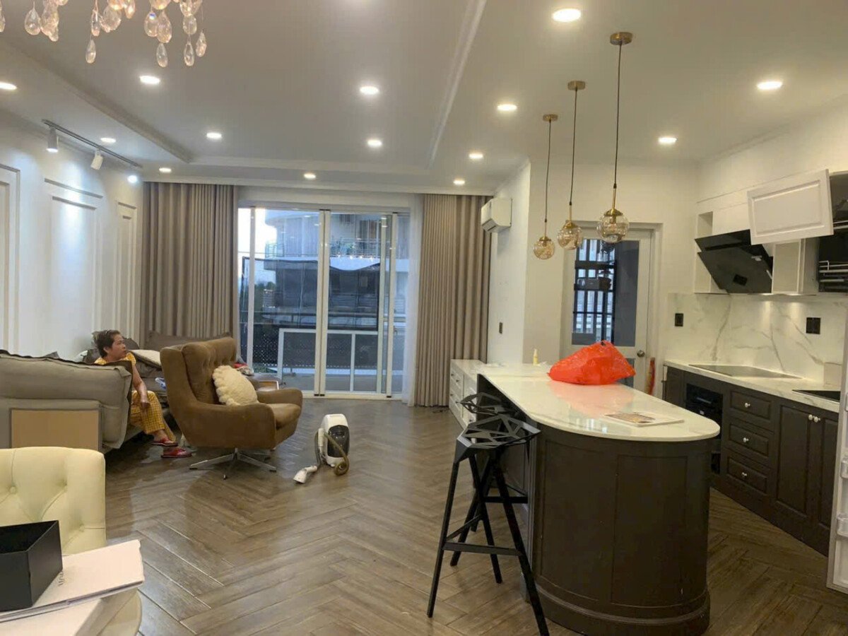 phong khach rong rai - Giá mua bán căn hộ 3pn tòa B chung cư Riverpark Residence phường Tân Hưng T9/2026
