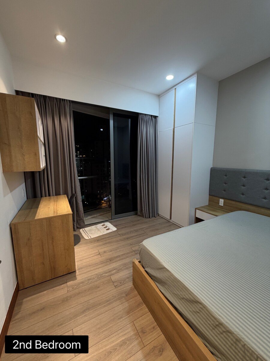 phong ngu co balcony rong rai 1 - Giá cho thuê căn hộ 3pn tòa A chung cư Riverpark Premier phường Tân Hưng T9/2026