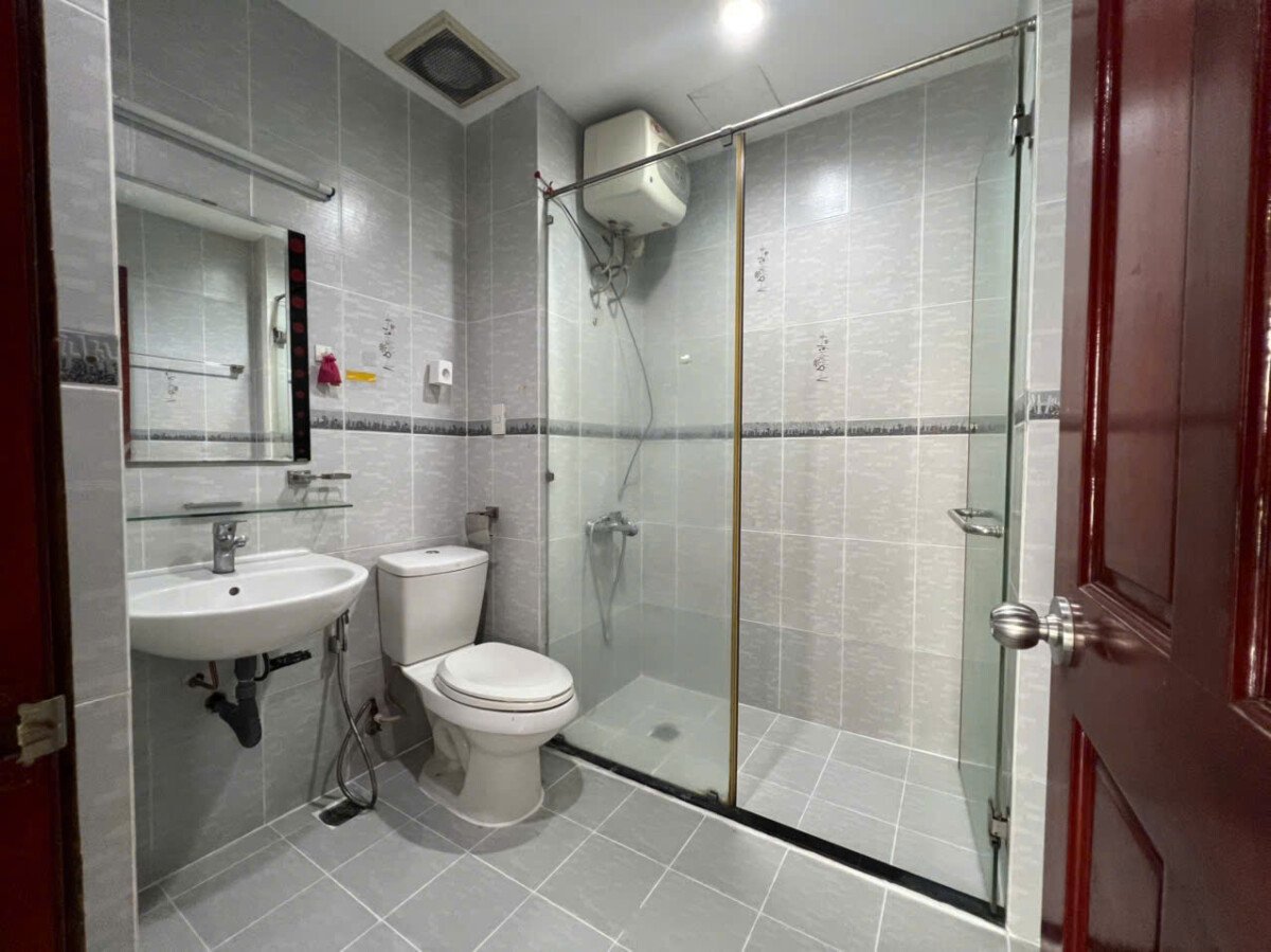 tollet can ho cho thue 2 - Cho thuê căn hộ 02pn, chung cư Sky Garden 3, giá 12tr/tháng, nội thất đầy đủ.