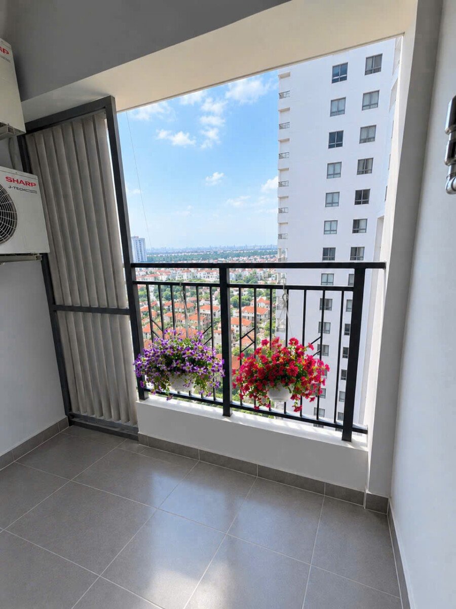 balcony phong khach can ho - Bán gấp căn hộ 2pn chung cư Saigon South Residences giá 5,2 tỷ