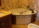 biet-thu-ban-co-4wc-day-du-thiet-bi-ve-sinh