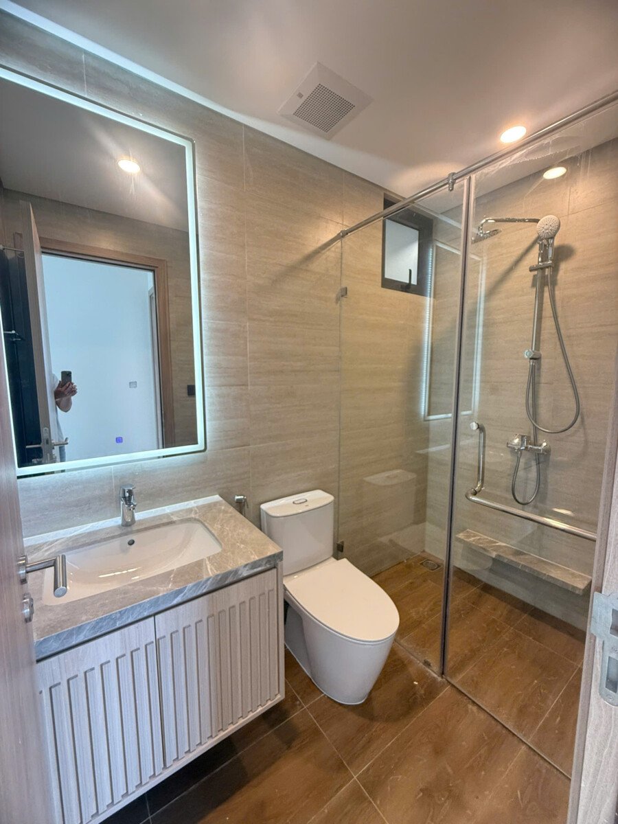 can ho co 2 toilet nhu hinh 1 - Giá mua bán căn hộ 2pn số 08 tòa A chung cư Essensia Sky Nhà Bè T10/2026