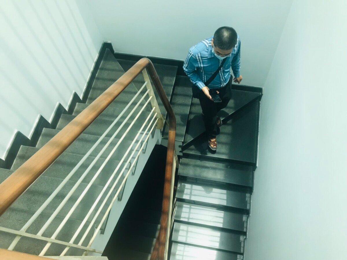 cau thang bo - Giá mua bán cặp tòa nhà văn phòng đường Nội khu Hưng Phước 4 phường Tân Hưng T10/2026