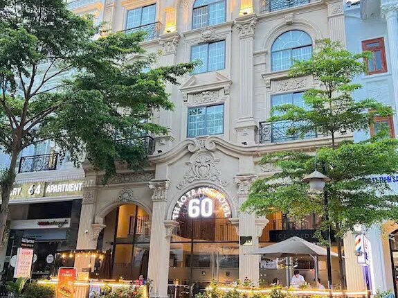 Cho thuê khách sạn 26 phòng đường Cao Triều Phát Hưng Gia 4 giá 365tr/tháng