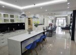 khong gian bep can ho cho thue 150x110 - Giá cho thuê căn hộ 4pn tòa C chung cư Riverside Residence phường Tân Mỹ T10/2026