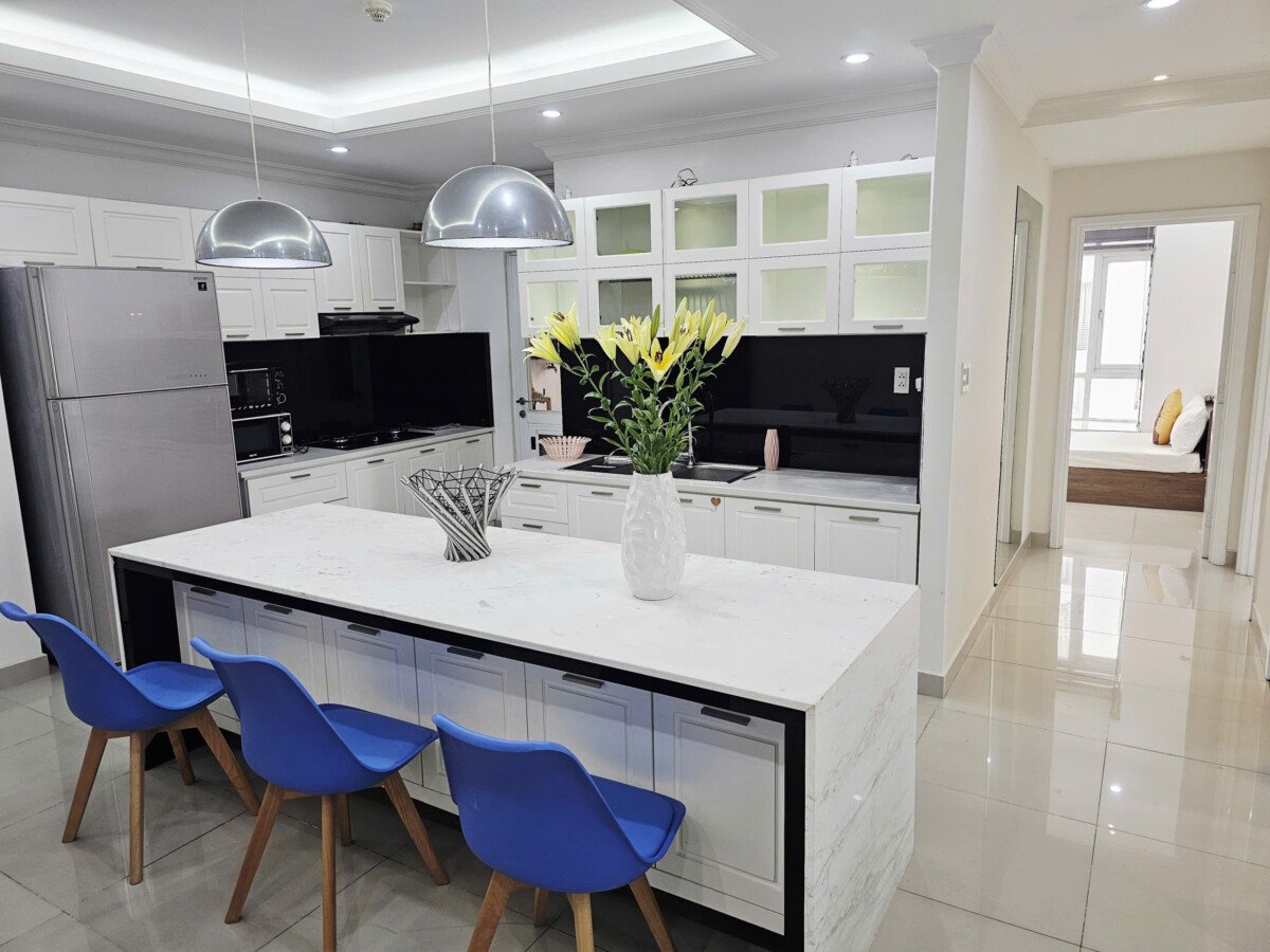 khong gian bep rong rai 2 - Giá mua bán căn hộ 4pn tòa C chung cư Riverside Residence phường Tân Mỹ T10/2026