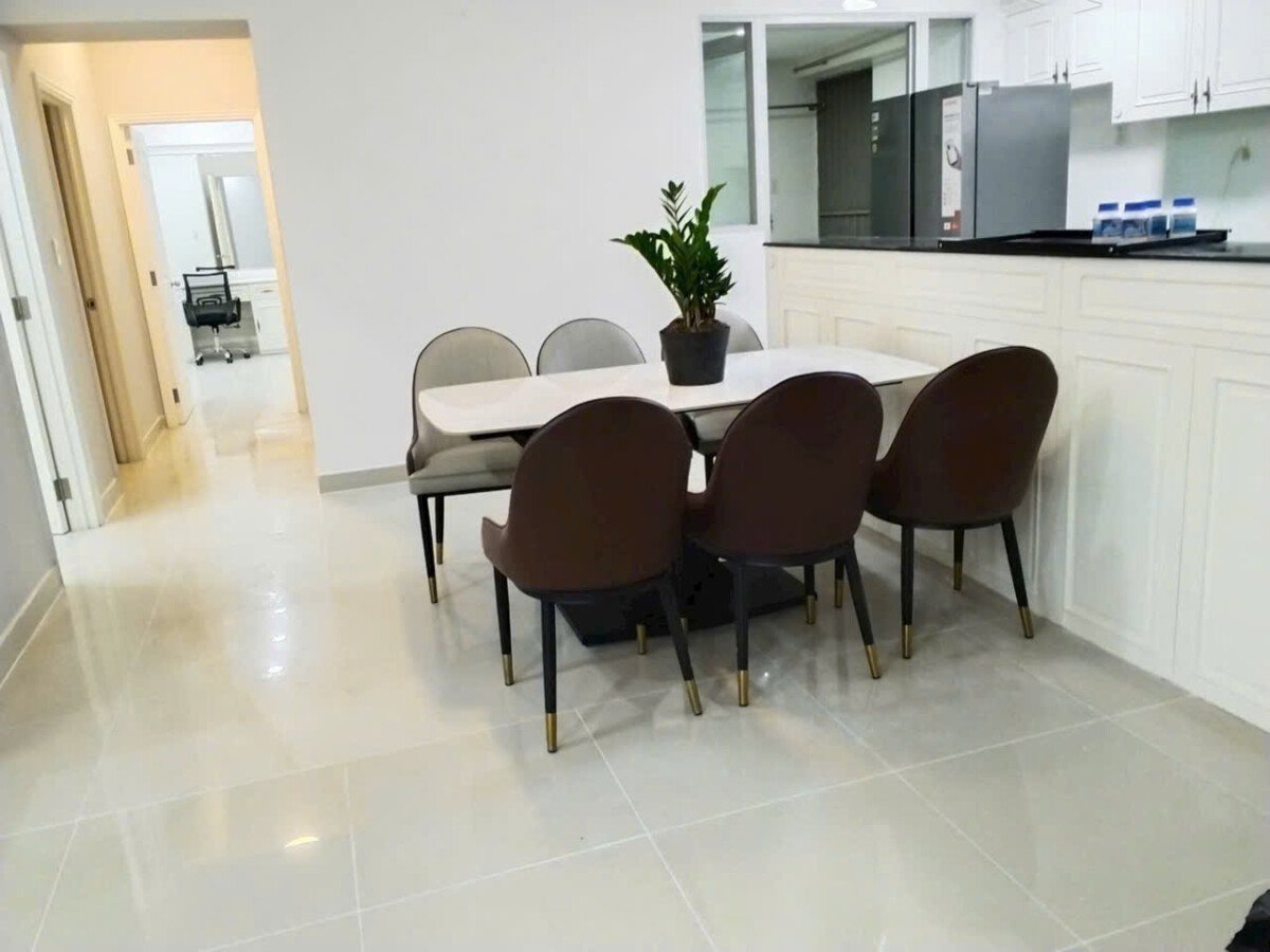 khong gian bep va phong an 2 - Cho thuê căn hộ 3pn chung cư Garden Court 1 phường Tân Hưng giá 40tr/tháng