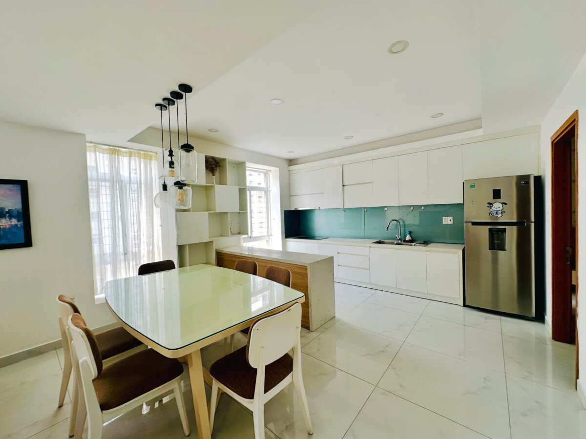 khong gian bep va phong an rong rai 1 - Giá cho thuê căn hộ Penthouse 3pn tòa 6A chung cư Sky Garden 3 phường Tân Hưng T10/2026