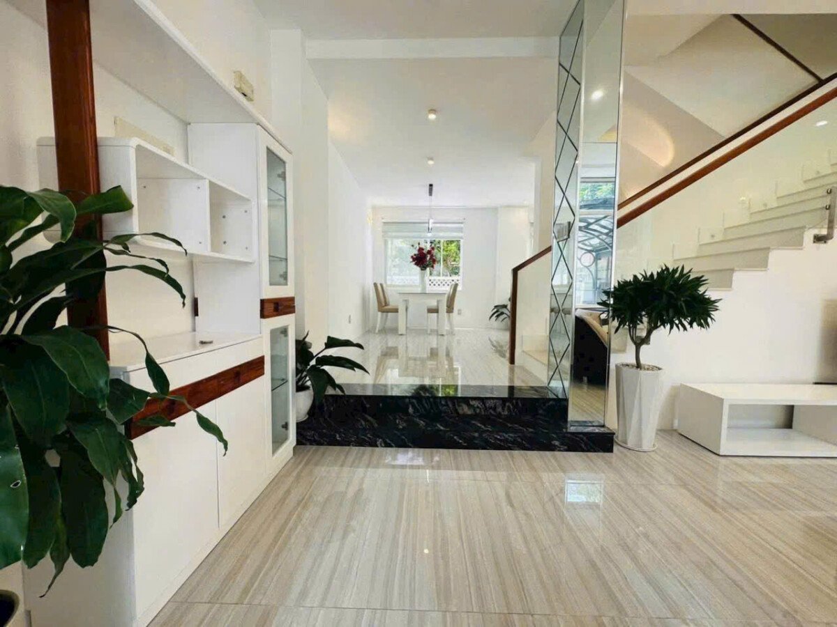 khong gian phong khach tang tret 1 - Cho thuê nhà Biệt thự Mỹ Phú 3 phường Tân Mỹ giá 45tr/tháng