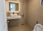 nha-co-2-toilet-nhu-hinh