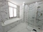 nha-co-6-wc-hoan-thien-nhu-hinh